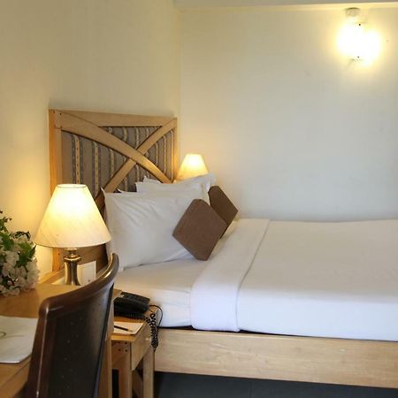 Lotus 8 Hotel Nedumbassery Extérieur photo