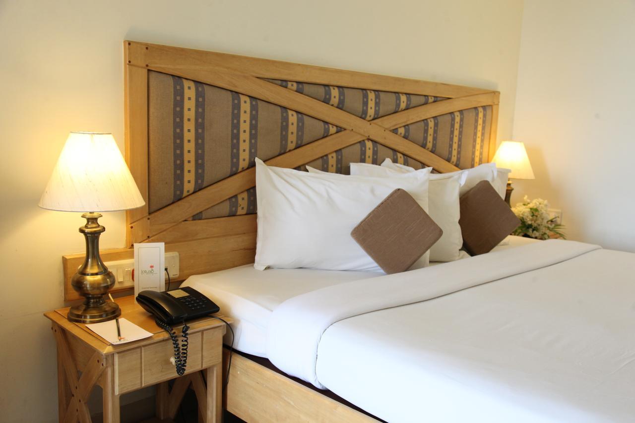 Lotus 8 Hotel Nedumbassery Extérieur photo