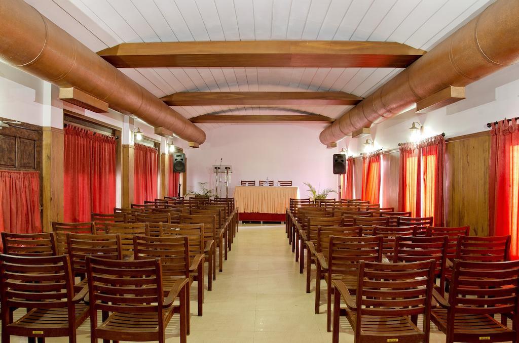 Lotus 8 Hotel Nedumbassery Extérieur photo