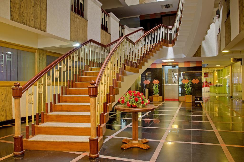 Lotus 8 Hotel Nedumbassery Extérieur photo