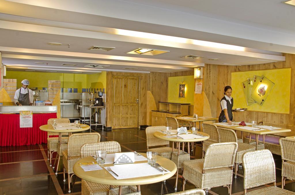 Lotus 8 Hotel Nedumbassery Extérieur photo