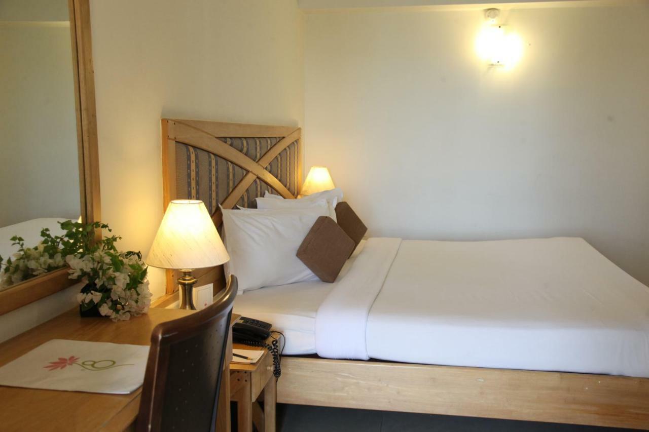Lotus 8 Hotel Nedumbassery Extérieur photo